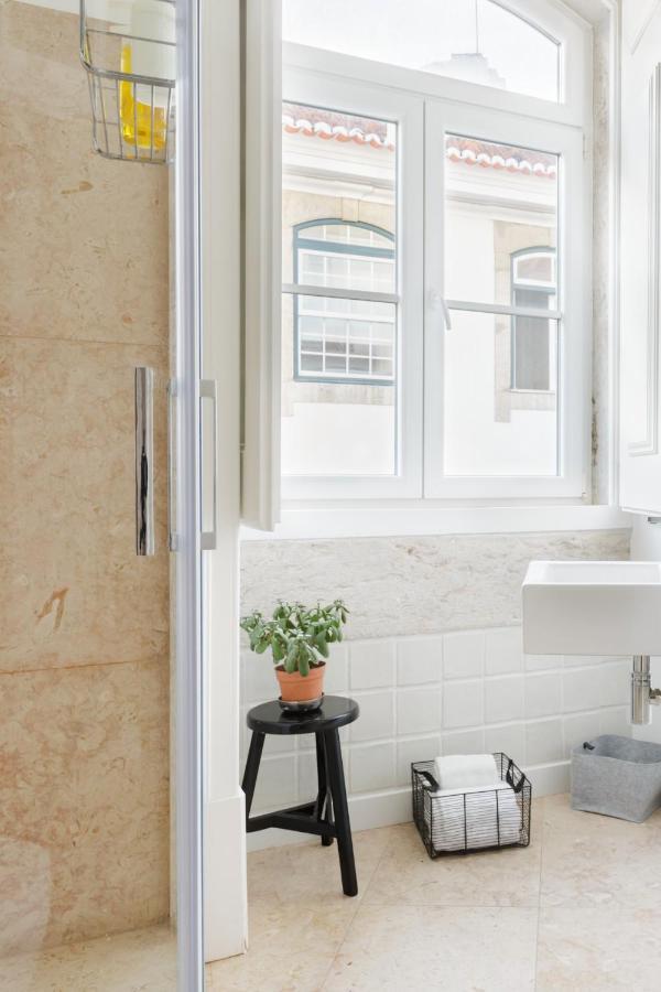 Update Urban Chic Flat In 19Th Century Building 2 Bedrooms & 2 Bathrooms & Ac Central Alfama District Lisabona Exterior foto