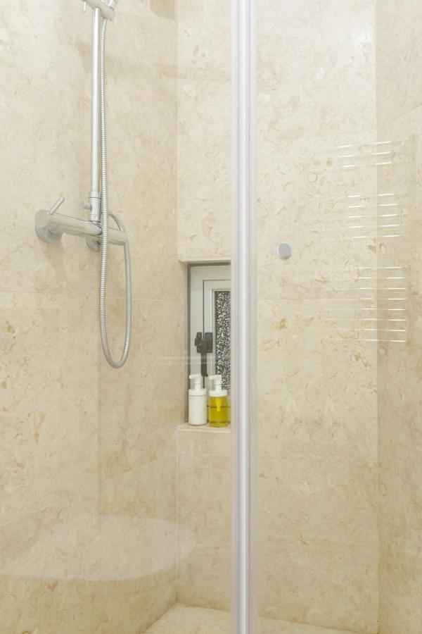 Update Urban Chic Flat In 19Th Century Building 2 Bedrooms & 2 Bathrooms & Ac Central Alfama District Lisabona Exterior foto